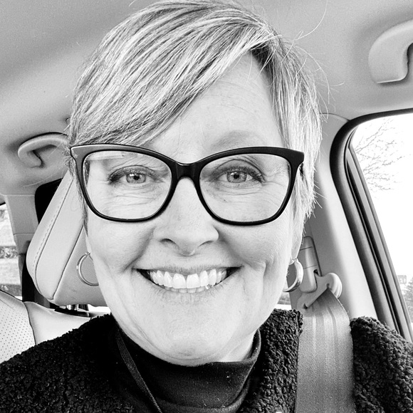 Meet your Posher, Julie - Picture 1 of 1